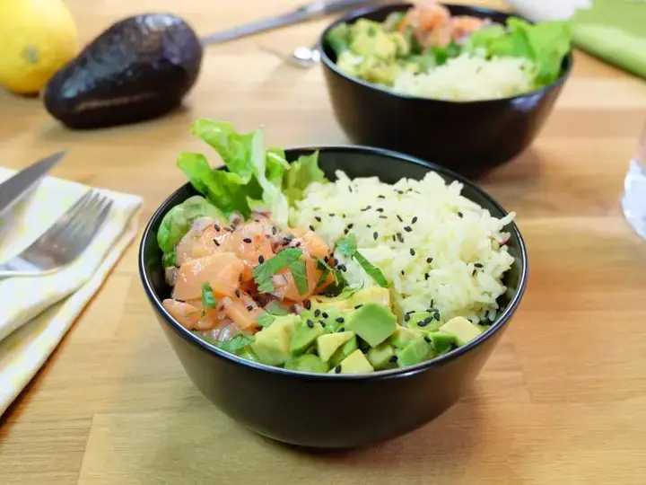 Poke Bowl, avocat, saumon