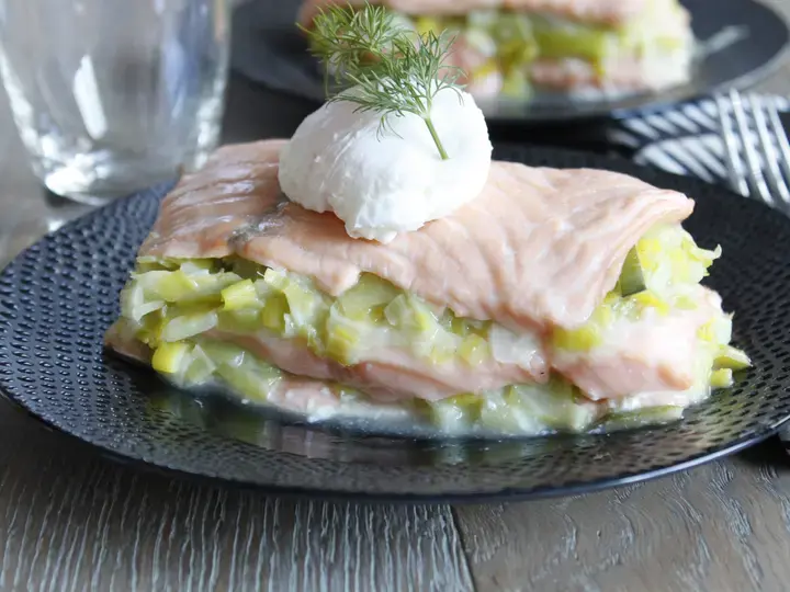 Mille-feuilles de saumon et poireaux , oeuf poché