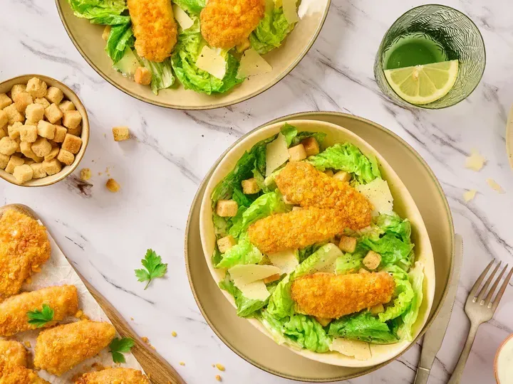 Salade César au poulet croustillant et au fromage à la friteuse à air avec croûtons