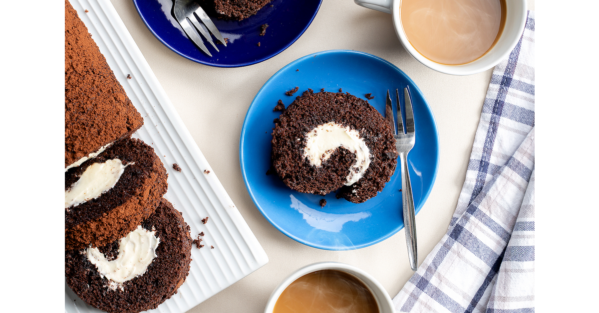 Chocolate Roll with Cream Cheese Filling Recipe | Nestlé Creams®