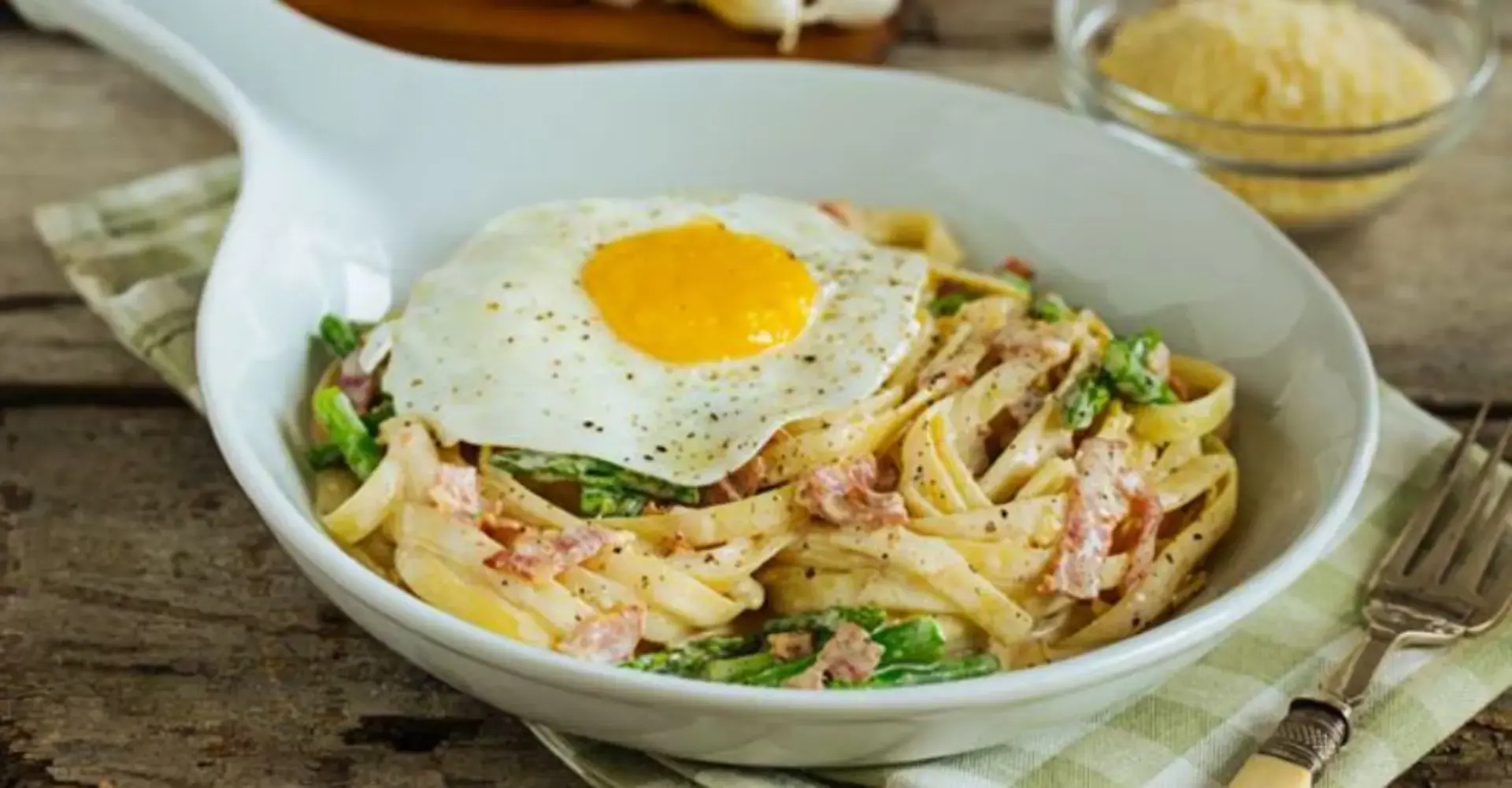 Creamy bacon and egg pasta