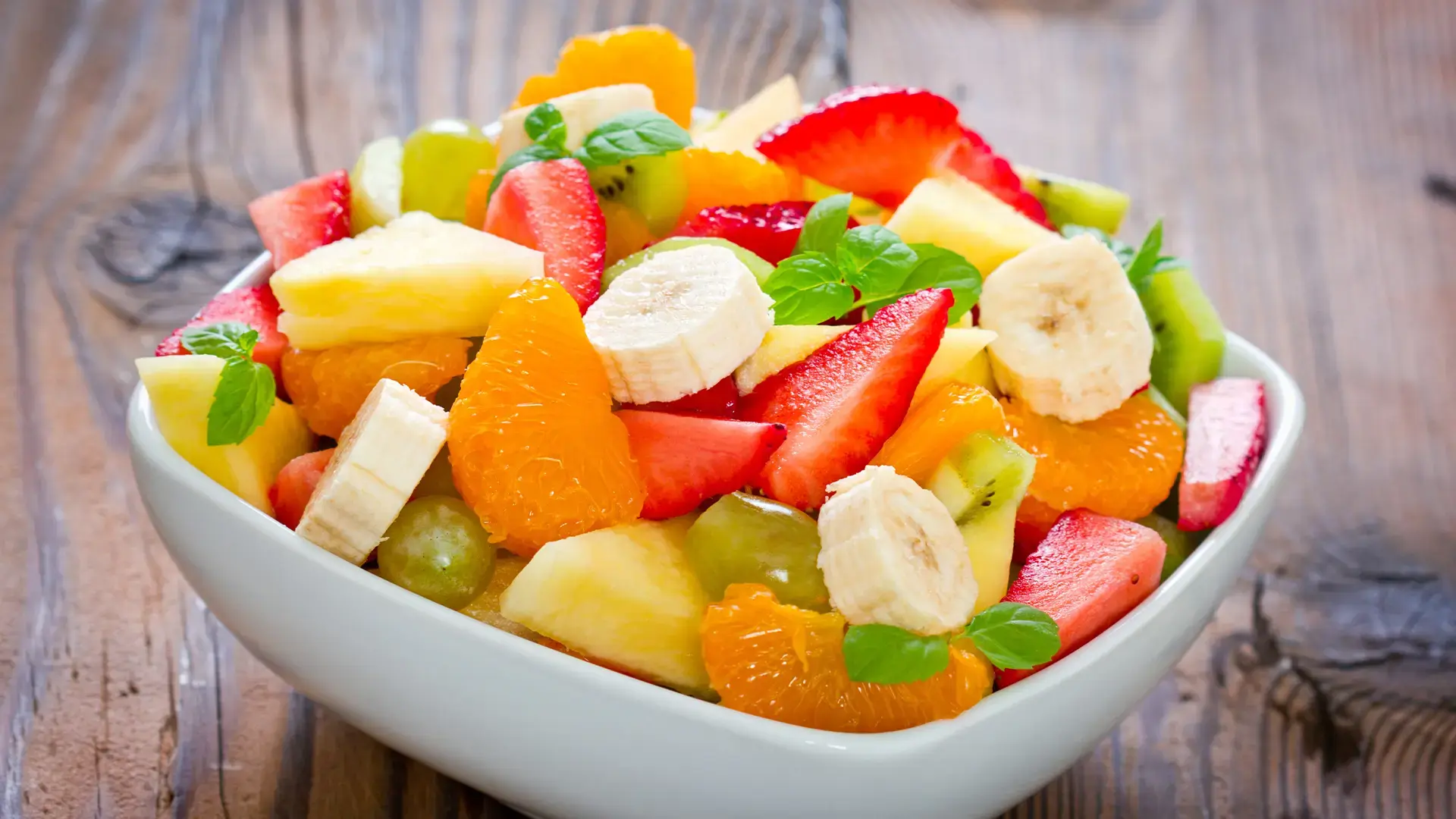 Fruit-salad-in-the-bowl
