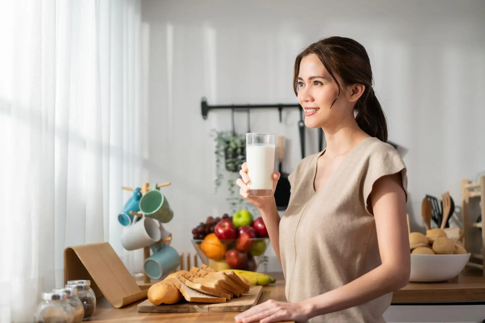 Nanay na umiinom ng gatas sa almusal.
