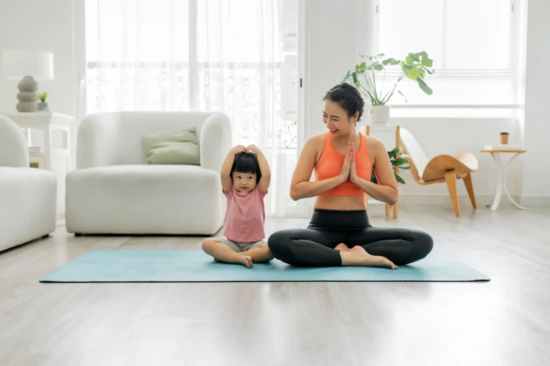 Nanay at anak nage-exercise.