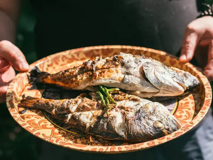 A-man-holds-a-plate-with-a-ready-meal