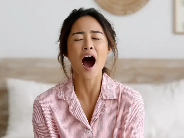 Nanay na mukhang pagod at antok.