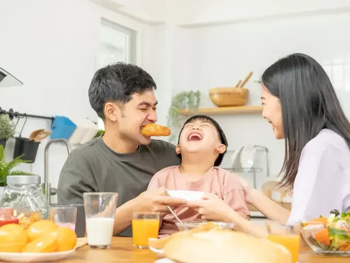 Masayang pamilyang umiinom ng sterilized milk tuwing almusal.