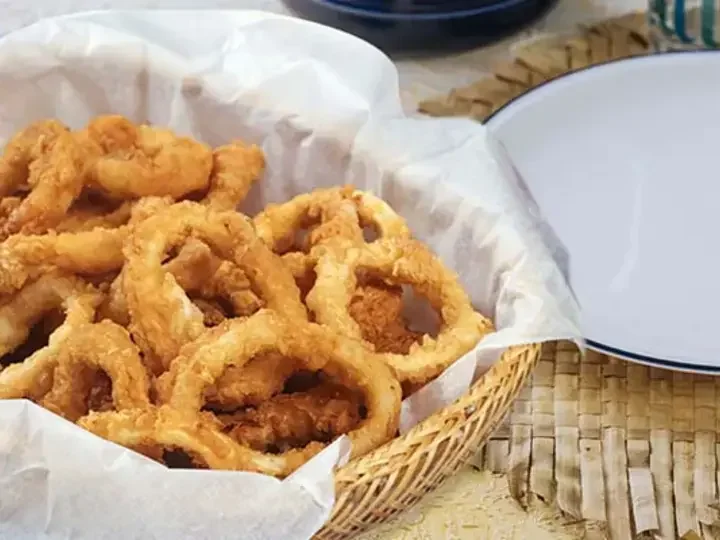 Crunchy Calamares with Tomato and Garlic Dips Main