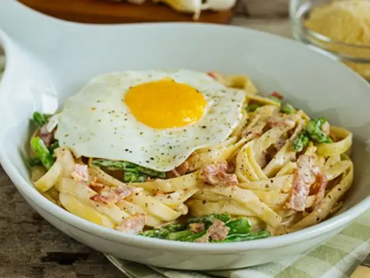 Extra Delish Creamy Bacon and Egg Pasta