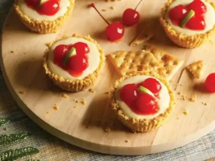 Mistletoe Saltine Cheesecake