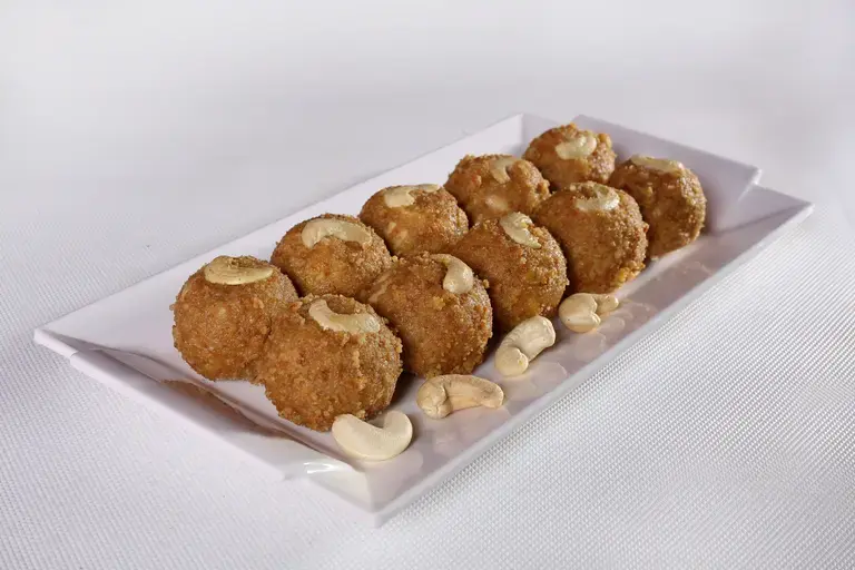 sooji and cashew ladoo