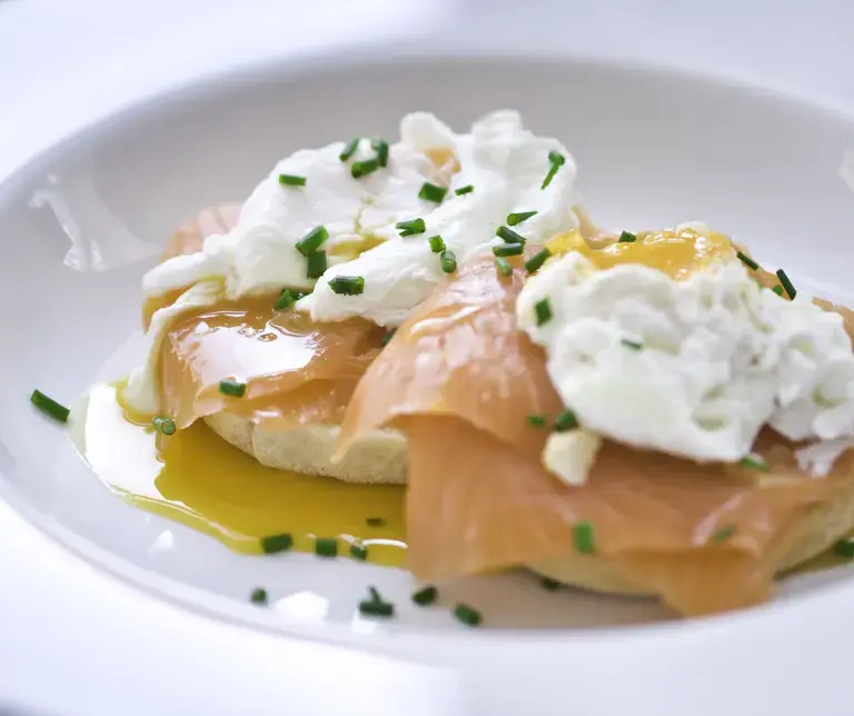 Eggs benedict with smoked salmon &amp; chives