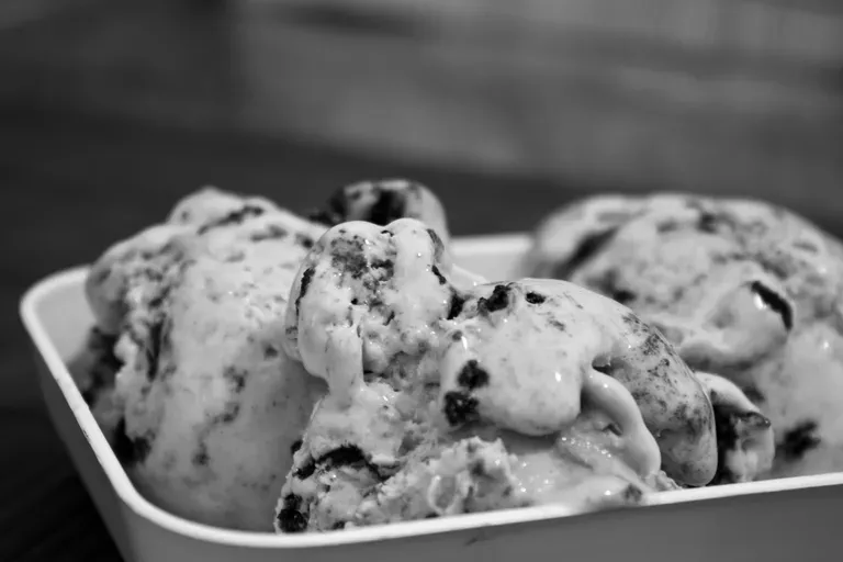 COOKIES AND CREAM FROZEN YOGURT