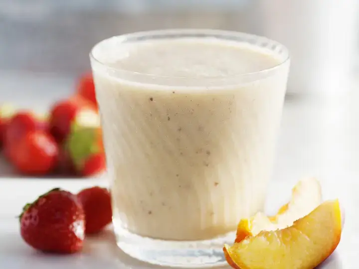 peach and strawberry oatmeal blitz