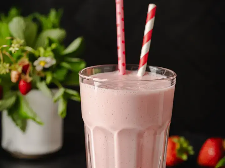 strawberry and pista shake