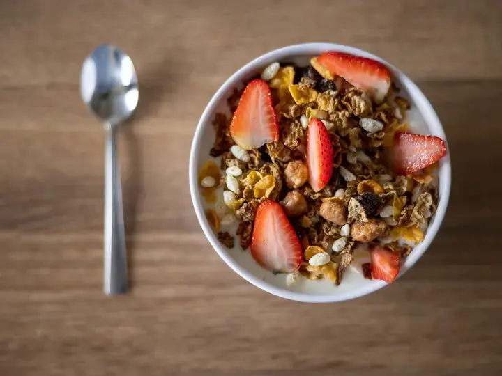 breakfast yogurt bowl