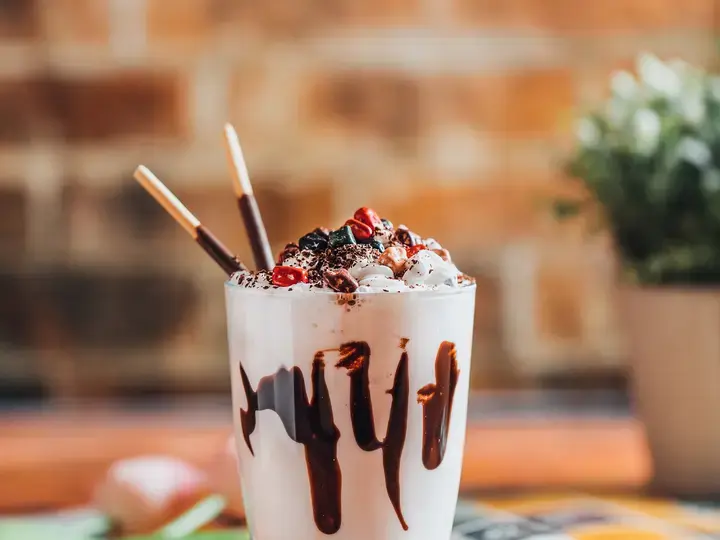 banana and berry chocolaty shake