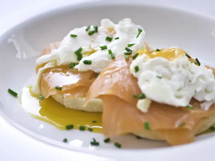 Eggs benedict with smoked salmon &amp; chives