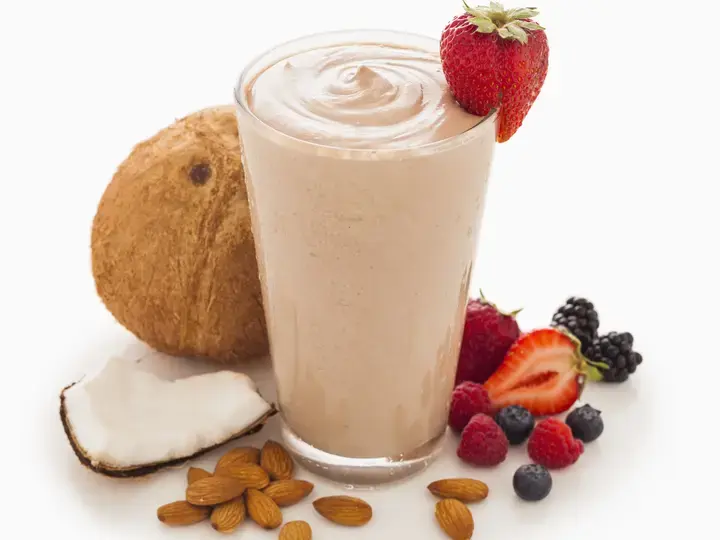 almond and berry smoothie