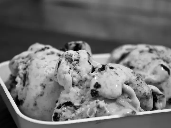 COOKIES AND CREAM FROZEN YOGURT
