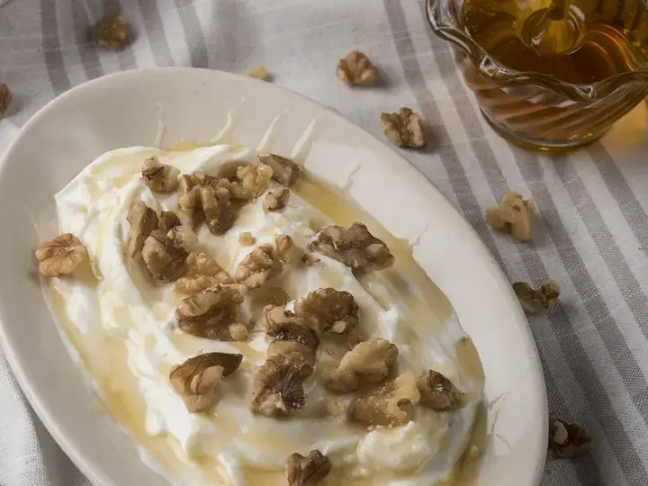 yogurt with honey and nuts