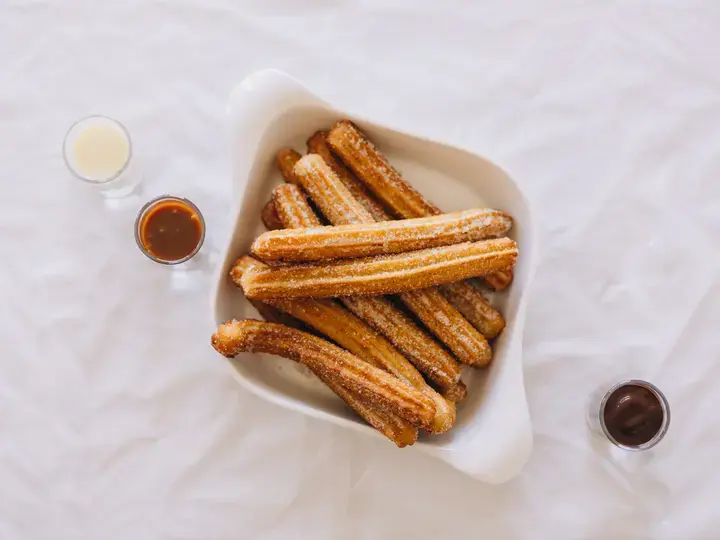 churros with chocolate sauce