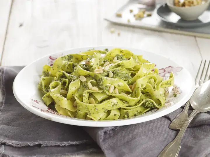 pasta in spinach sauce