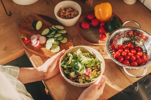 Dùng rau củ sống làm salad bổ sung nhiều vitamin A