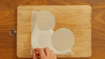 Cắt bánh tráng theo khuôn tròn