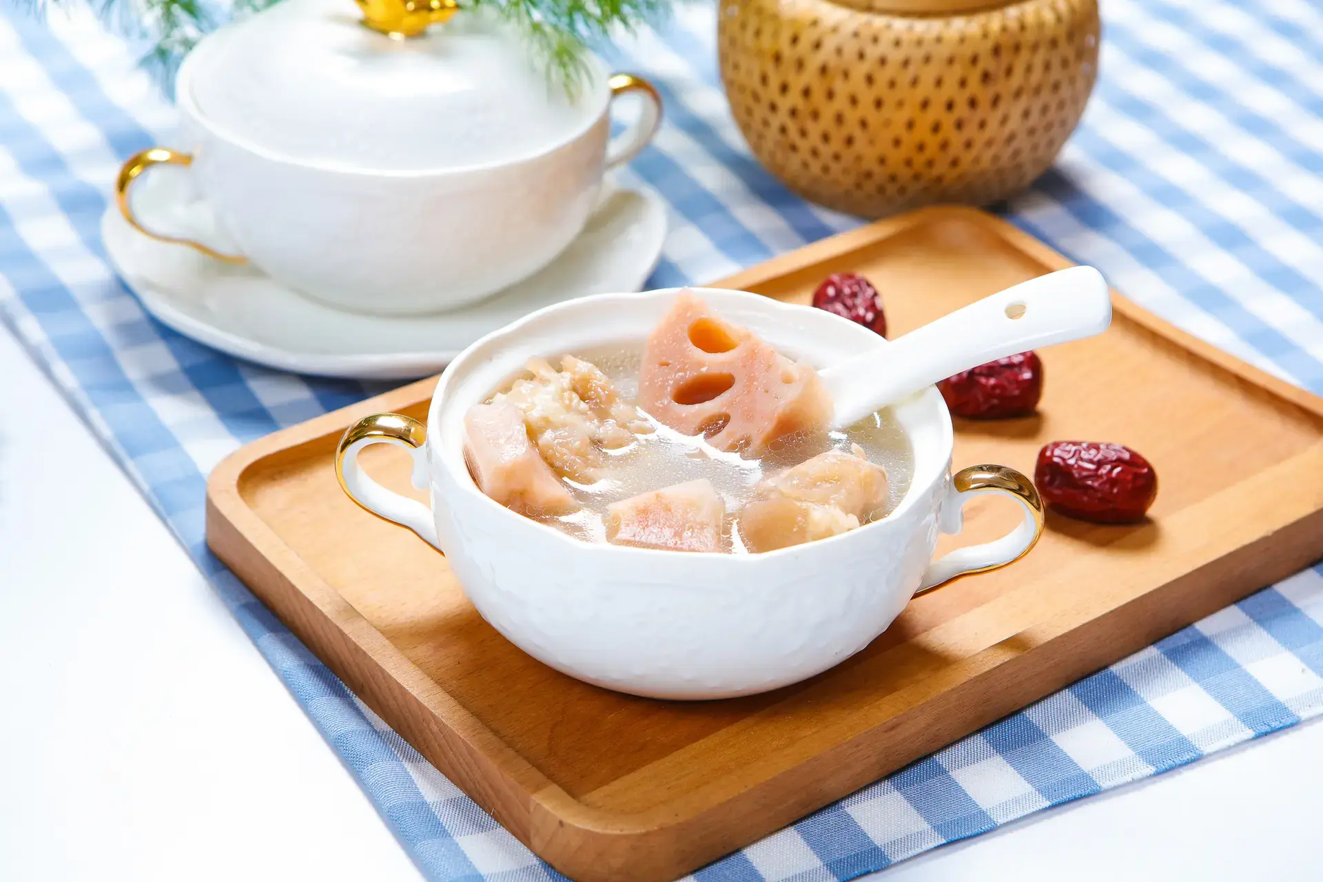 Cách làm củ sen hầm xương và đậu phộng bổ dưỡng, thơm ngon