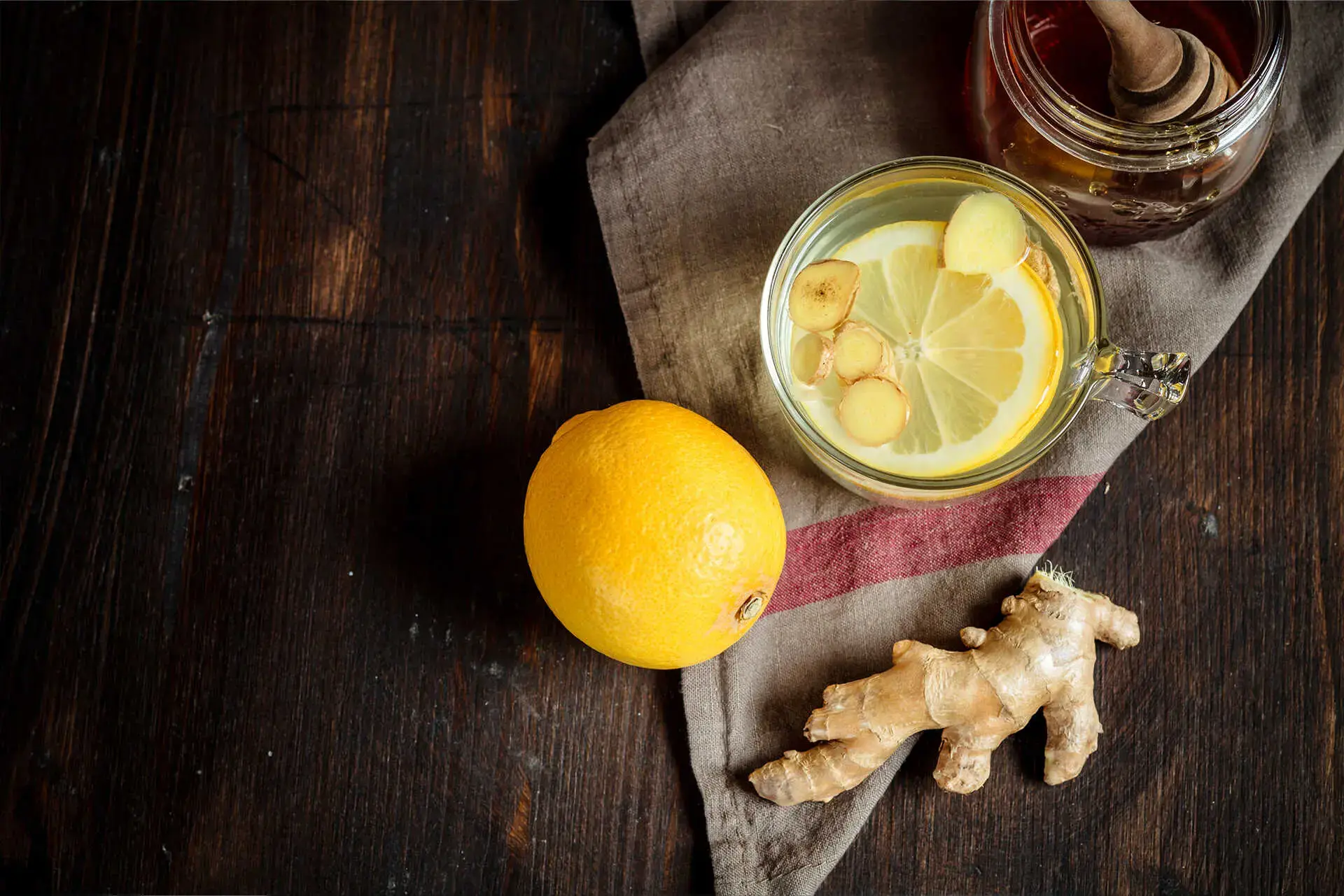 Trà gừng chanh mật ong nóng giảm tình trạng nhức đầu.