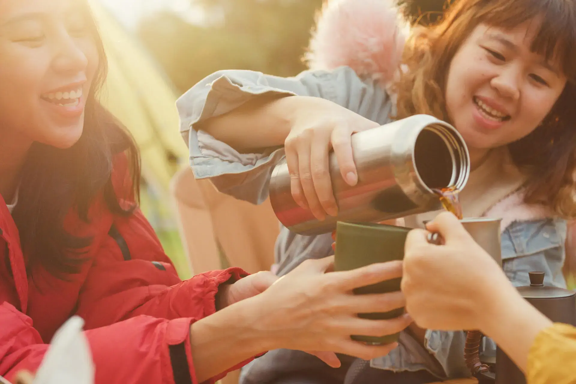 Cà phê nóng giúp làm ấm cổ họng, tăng lưu thông máu