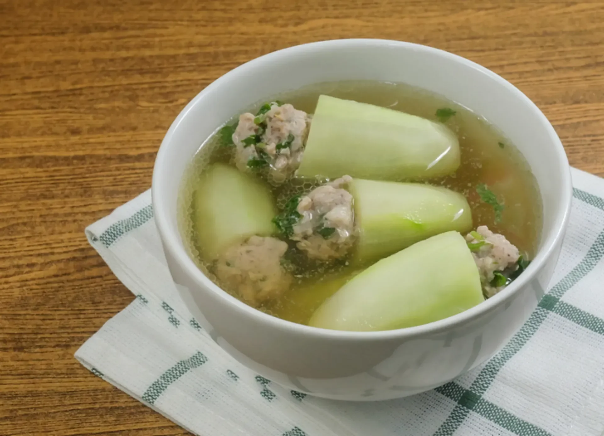 Bát canh thịt bằm mộc nhĩ thanh mát, dễ ăn