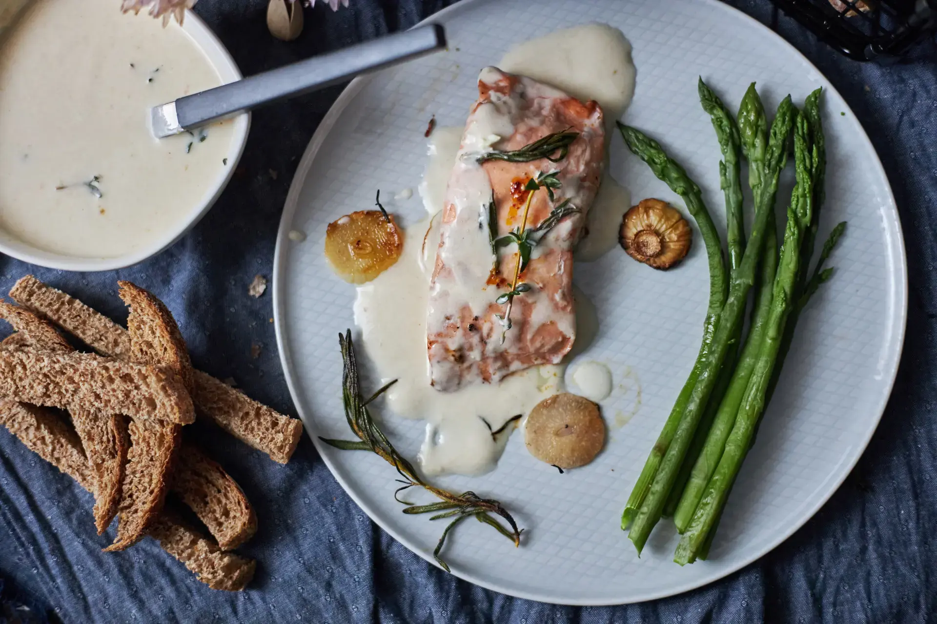 Tự làm món cá hồi sốt kem cực hấp dẫn