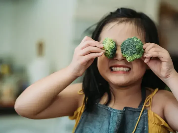 Bé ăn rau củ quả vào buổi sáng