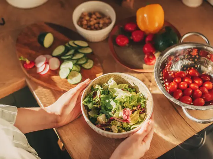 Dùng rau củ sống làm salad bổ sung nhiều vitamin A