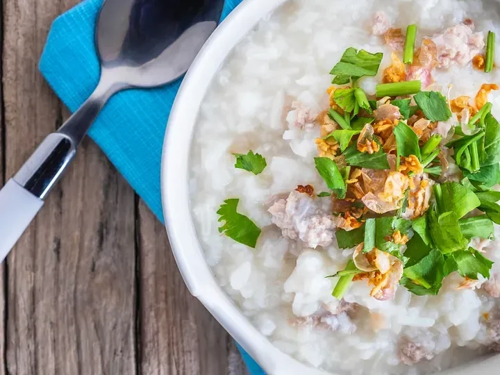 Cháo sữa thịt heo xà lách là một bữa ăn bổ dưỡng, nhẹ bụng