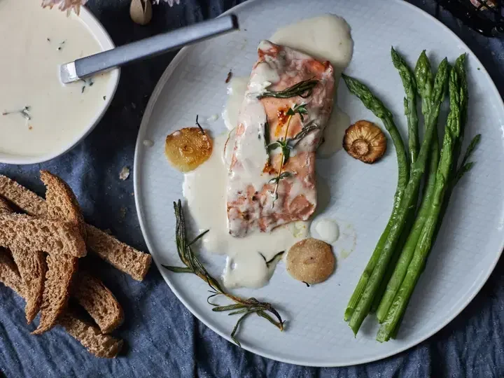 Tự làm món cá hồi sốt kem cực hấp dẫn