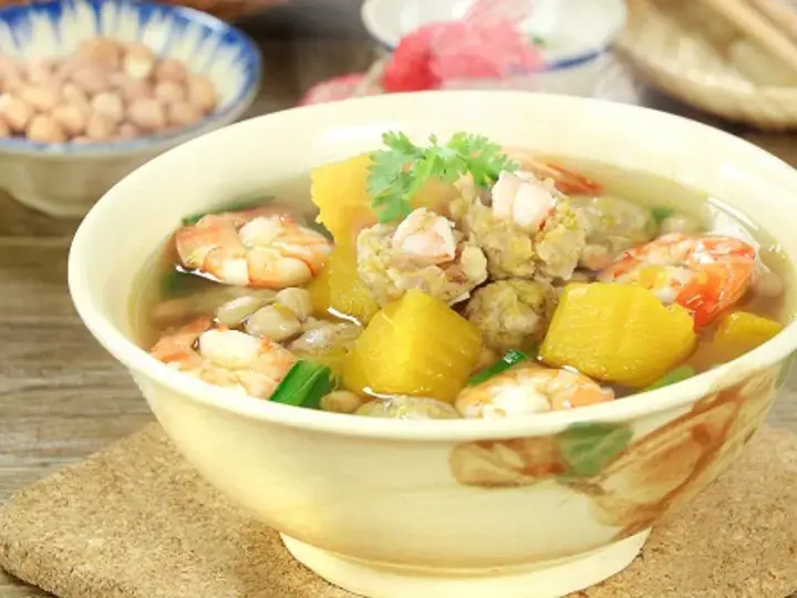 Canh bí đỏ nấu tôm thịt viên